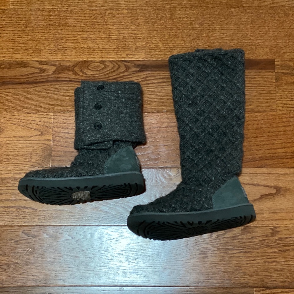 Women’s UGGS Lattice Cardy Knitted Boots, Size 7.